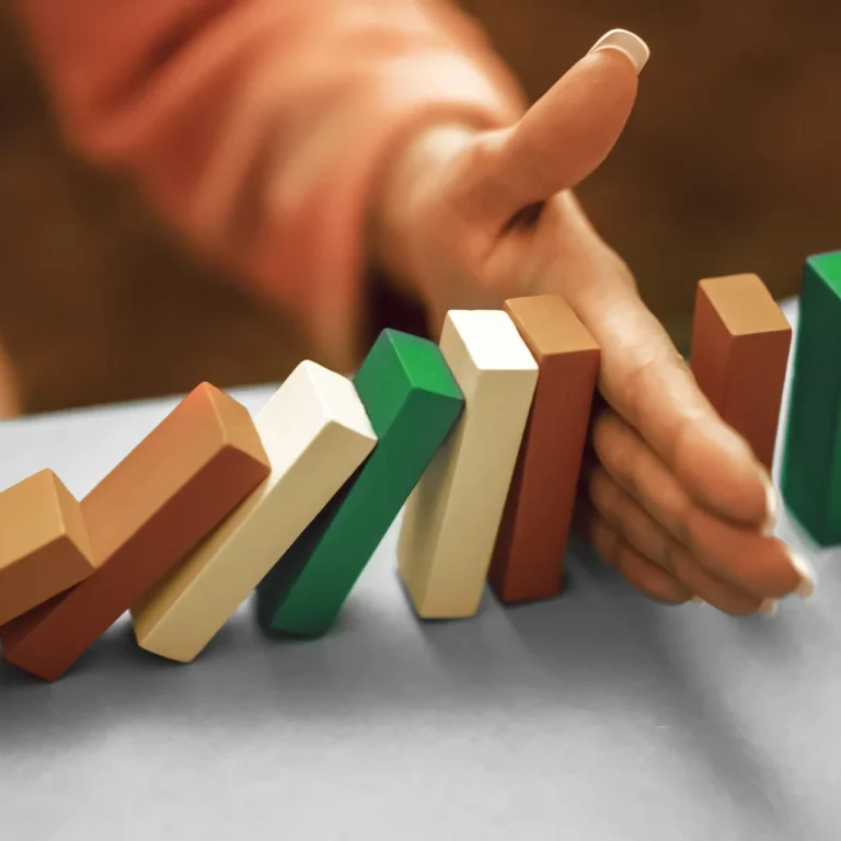 Hypnose Flensburg - toxische Beziehungen Ein Paar sieht sich misstrauisch an.