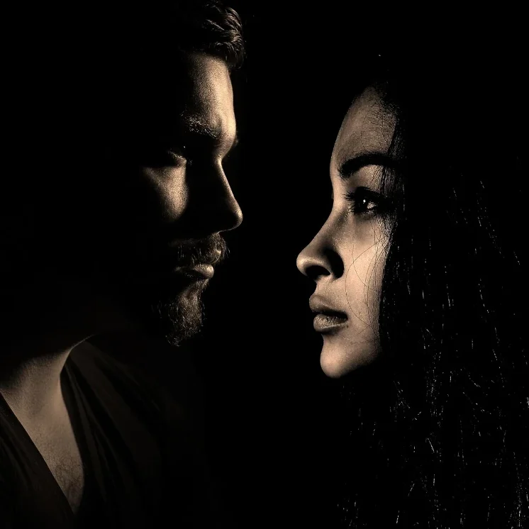 Hypnose Flensburg - toxische Beziehungen Ein Paar sieht sich misstrauisch an.