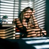 Hypnose Flensburg Angst vor der nächsten Panikattacke Eine Frau, die erschöpft sitzend an einer Wand lehnt.